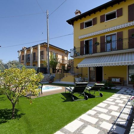 Accogliente Apt Al Centro Con Giardino E Jacuzzi Apartment Torri Del Benaco Luaran gambar