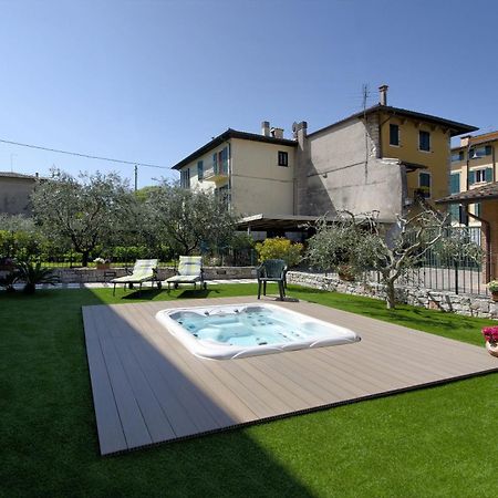 Accogliente Apt Al Centro Con Giardino E Jacuzzi Apartment Torri Del Benaco Luaran gambar