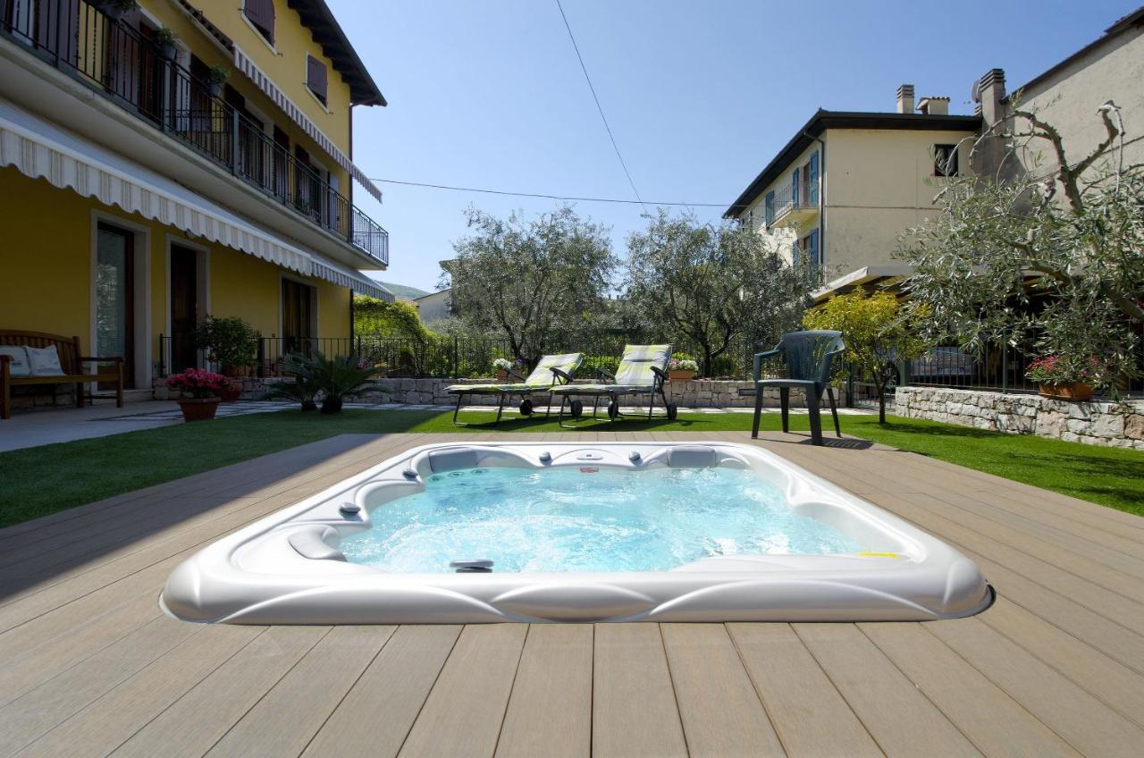 Accogliente Apt Al Centro Con Giardino E Jacuzzi Apartment Torri Del Benaco Luaran gambar