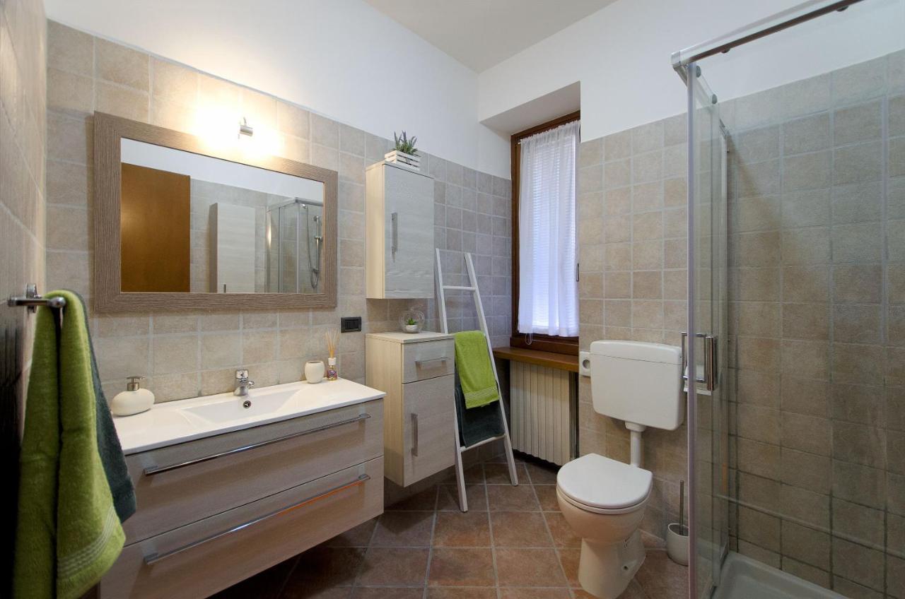 Accogliente Apt Al Centro Con Giardino E Jacuzzi Apartment Torri Del Benaco Luaran gambar