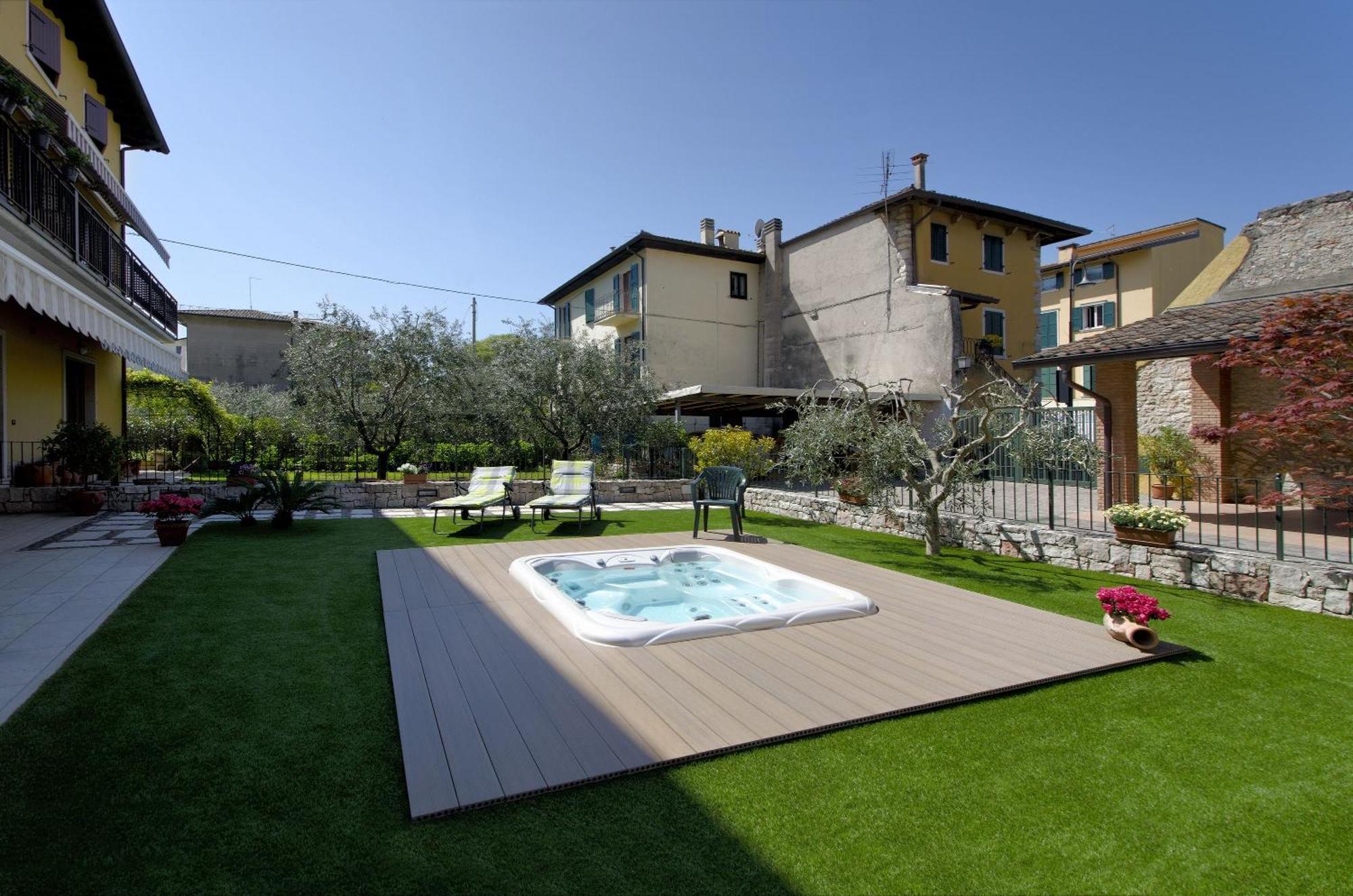 Accogliente Apt Al Centro Con Giardino E Jacuzzi Apartment Torri Del Benaco Luaran gambar