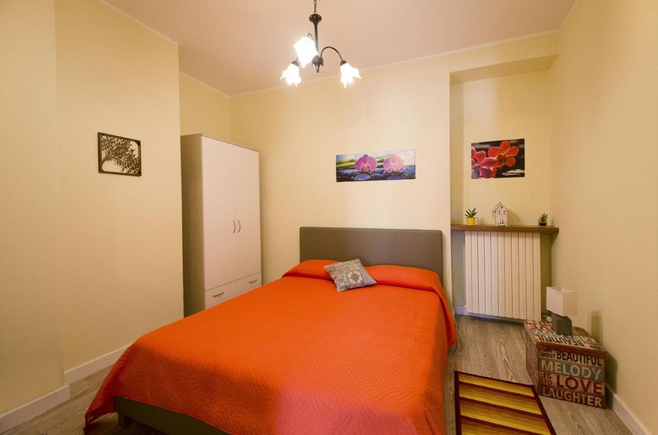 Accogliente Apt Al Centro Con Giardino E Jacuzzi Apartment Torri Del Benaco Luaran gambar