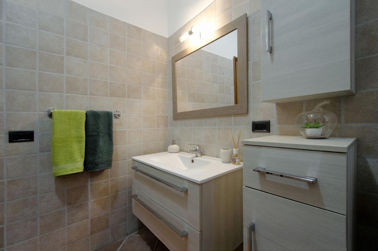 Accogliente Apt Al Centro Con Giardino E Jacuzzi Apartment Torri Del Benaco Luaran gambar